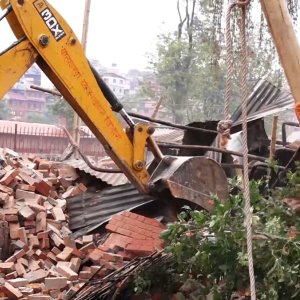 पशुपति क्षेत्रको जग्गामा बनेका अवैध संरचना भत्काइयो