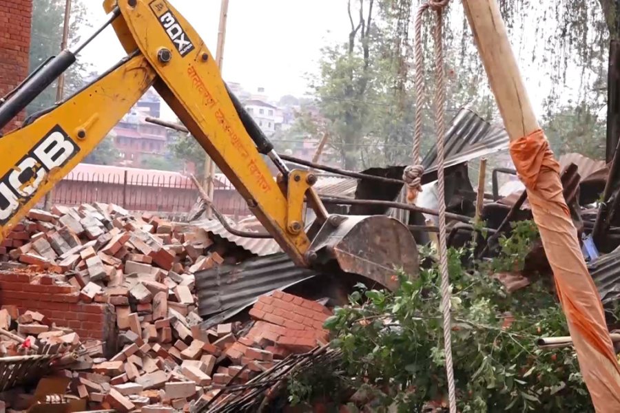 पशुपति क्षेत्रको जग्गामा बनेका अवैध संरचना भत्काइयो