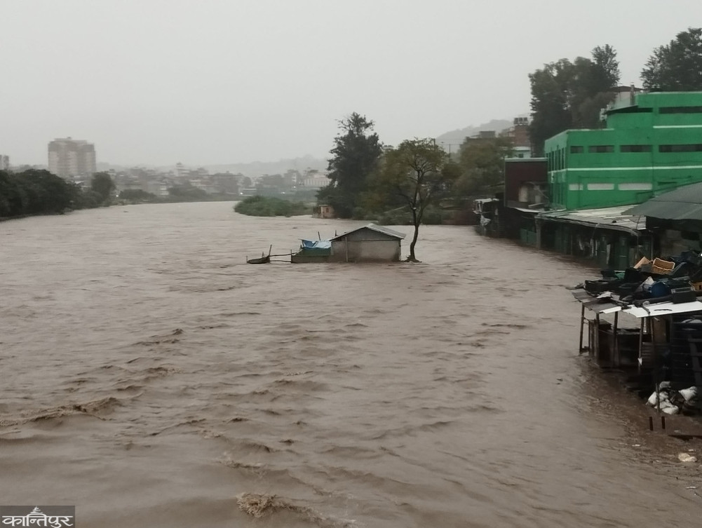 सुरक्षित स्थानमा सारिदै बाढी पीडितहरु