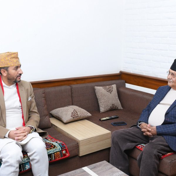 सञ्चारमन्त्री खरेल र एमाले अध्यक्ष ओलीबीच भेट, निर्वाचन र राजनीतिक सहमतिमा छलफल