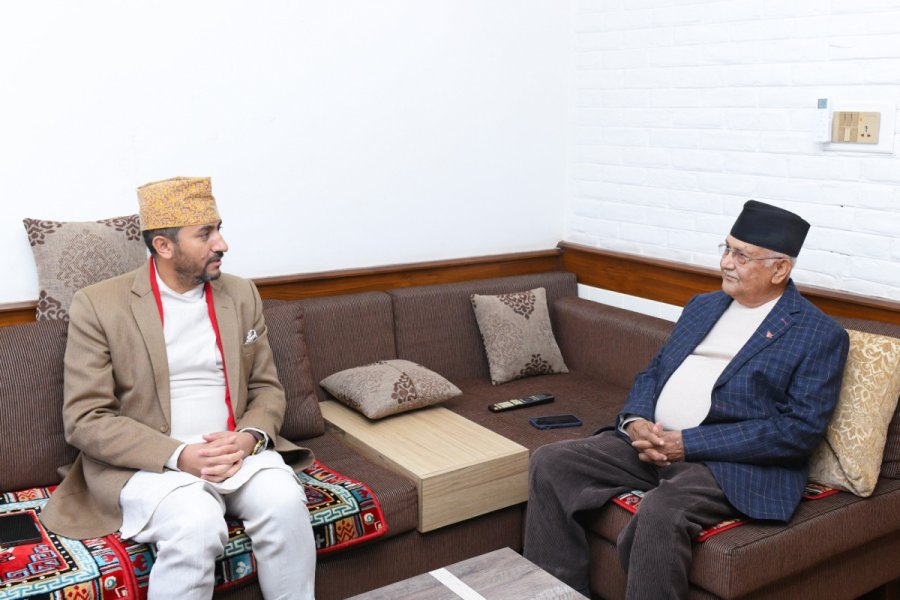 सञ्चारमन्त्री खरेल र एमाले अध्यक्ष ओलीबीच भेट, निर्वाचन र राजनीतिक सहमतिमा छलफल