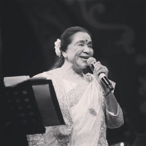 भारतीय गायिका आशा भोसलेको निधन, संगीत क्षेत्रमा शोक