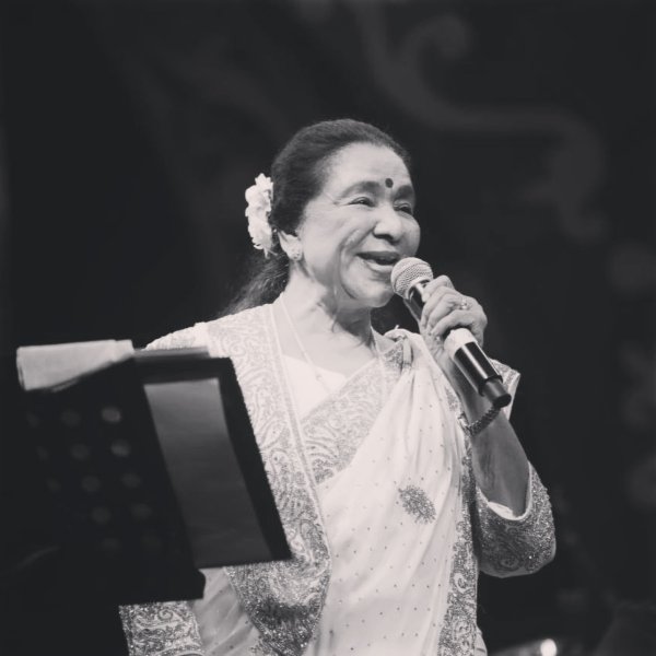 भारतीय गायिका आशा भोसलेको निधन, संगीत क्षेत्रमा शोक