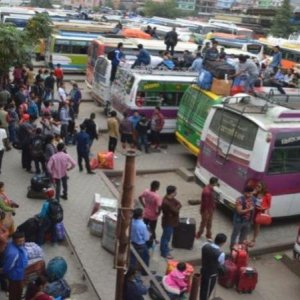 निर्वाचन र सार्वजनिक बिदाका कारण गाउँ–गाउँ पुगे नागरिक, राजधानी उपत्यका र सदरमुकाम सुनसान