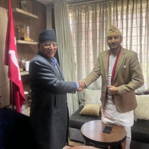 नेकपा संयोजक दाहाल र सञ्चारमन्त्री खरेलबीच भेटवार्ता