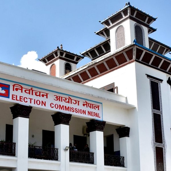 निर्वाचन विरोधी अभिव्यक्ति दिँदै आएको एमालेसहित ४३ दलले बुझाए आफ्ना समानुपातिक उम्मेदवारको बन्दसूची