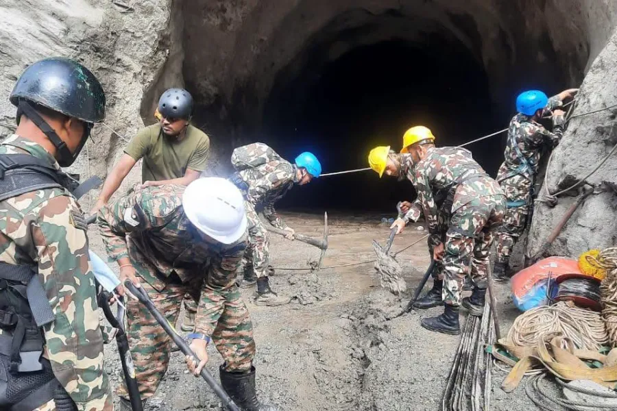 भोटेकोशी बाढी प्रभावित क्षेत्रमा सेनाको खोज तथा उद्धार तीव्र, सुरुङभित्र पनि खोजी जारी