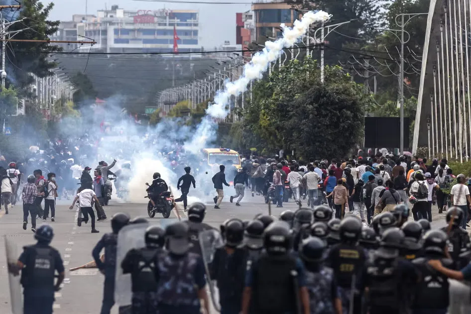news-6aa00a37543bc-202511asia_nepal_tear_gas_riot_police.webp